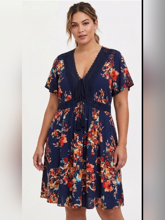 torrid Dresses & Skirts - Torrid Women Navy Blue Floral Short Sleeve V Neck, Hidden Pockets, Size 3